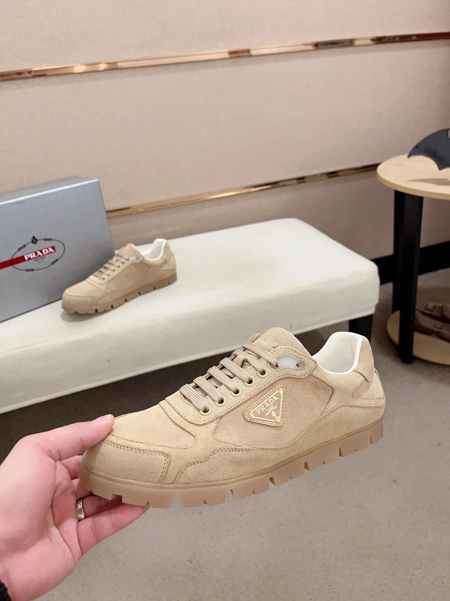 Men's shoes 💰 540💰 ✔️✔️✔️Higher version High-quality new PRADA (Prada) counters are launched at the same time. The new men's shoes and 😘 fabrics are made of high-tech glue-making technology. Lining: Full cowhide lining. 👍🏿 High-end ☄️ air-cushion molded anti-slip rubber outsole, exquisite lines, simple and elegant, comfortable and high-end for leisure travel. Code number: 38 to 44 (45 can be customized and cannot be returned or exchanged)